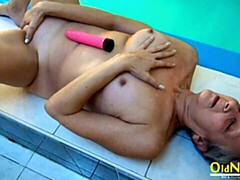 Grosser arsch, Grosse titten, Fingern, Masturbation, Pool, Kurzes haar, Solo, Entkleiden