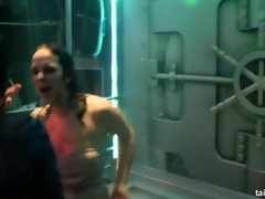 Блондинки, В одежде, Танцы, Куколка, Межрасовый секс, Лизание, Оргии, Свингеры