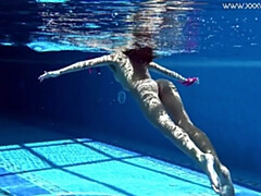 18 ans, Amateur, Bikini, Brunette brune, Embrassement, Petite femme, Piscine, Maillot de bain