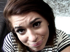 Sucer une bite, Brunette brune, En levrette, Seins naturels, Petite femme, Chatte, Tatouage, Nénés