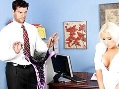 Culo grande, Verga grande, Rubia, Mamada, Estilo perrito, Madres para coger, Oficina, Tetas