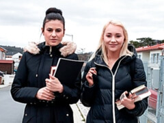 Anaal, Kont, Pijpbeurt, 1 man 2 vrouwen, Handbeurt, Kousen, Tiener, Trio