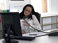 Leie, Asiatisch, Braunhaarige, Fingern, Masturbation, Rasiert, Solo, Entkleiden