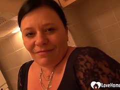 Adorable mature woman got naked and fapped intensively