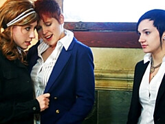 お尻, 浴室, 指いじり, キス, レズビアン, 剃毛, ストリッピング, オッパイの