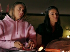 Grote mammen, Zwart, Spijkerbroeken, Masturbatie, Kut duiken, Sokken, Tatoeage, Tieten likken