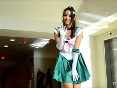 Anaal, Dansen, Masturbatie, Orgasme, Openbaar, Alleen, Speelgoed, Onder de rok