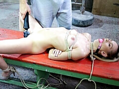 Kont, Blond, Gebondenheid, Vernedering, Natuurlijke tieten, Kort haar, Tiener, Tieten likken