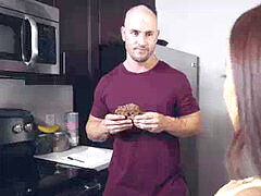 Morena, Latina, Nalgadas