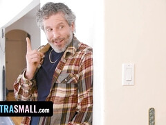 フェラチオ, 着衣女と全裸男, イく瞬間, 指いじり, 手コキする, キッチン, ハメ撮り, オマンコ