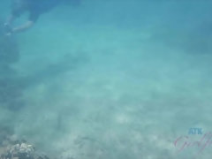 Enthousiasteling, Badpak, Flashing, Vriendin, Kut duiken, Tiener, Tieten likken, Nat