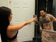 Salle de bains, Gros seins, Noire, Sucer une bite, Doigter, Hard, Interracial, Mouillée