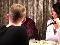 In den arsch, Grosser arsch, Grosser schwanz, Grosse titten, Britisch, Spermaladung, Milf, Mutti