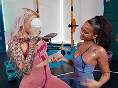 Blonde, Brunette brune, Pénétrer avec le poing, Gym, Léchez, Mamelons, Piercing, Tatouage