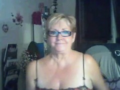 Vieille joue avec ses seins et se  Paula live on 720camscom