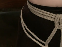 Gros seins, Bondage, Brunette brune, Domination, Doigter, Douleur, Punition, Vibromasseur